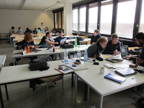 Studierende bei Projektarbeit