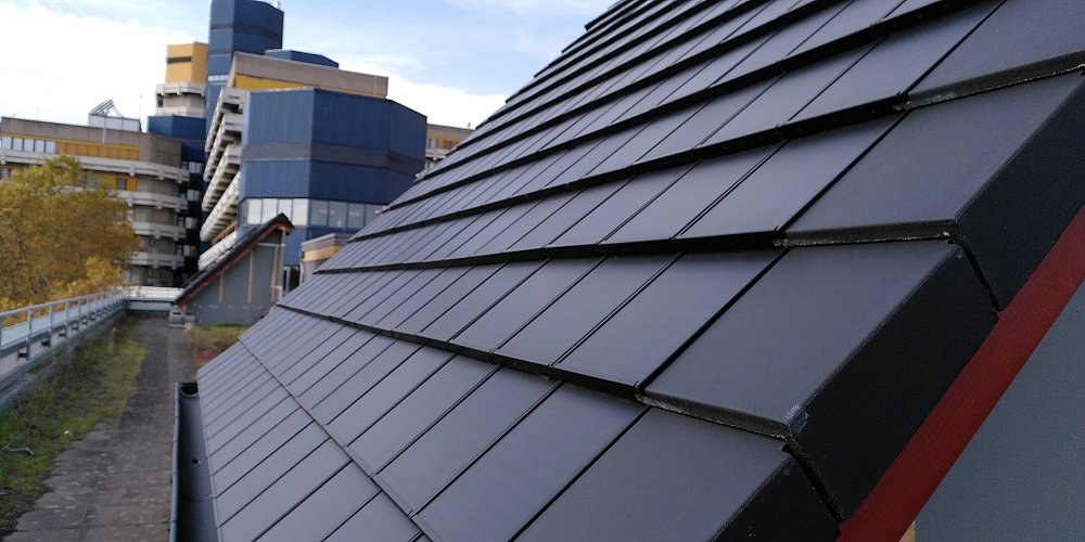 Dach mit Solardachpfanne bei TH-Kln