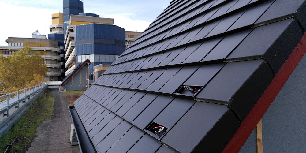 Dach mit geffneten Solardachpfannen bei TH-Kln